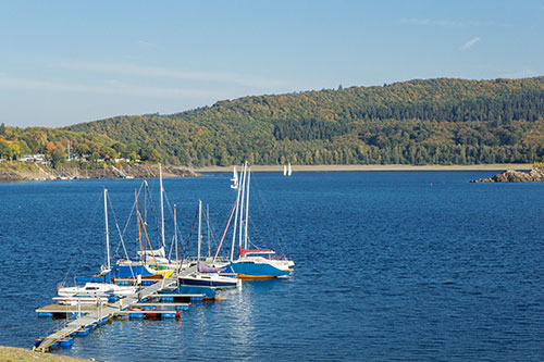 Segelschiffe an der Rursee auf der Eifel